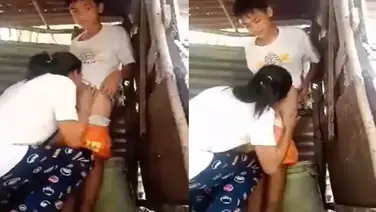 Cewek Sange Sepong Kontol Pacar Amatir poster